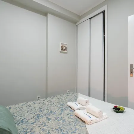 Host Wise - Modern Flats With Stunning Terrace Or Balcony - Location Apartment