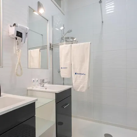 Host Wise - Modern Flats With Stunning Terrace Or Balcony - Location Apartment *